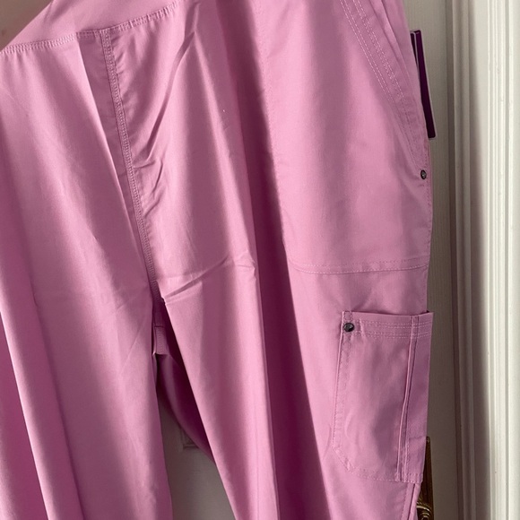 Woman’s light pink scrubs - Picture 2 of 7
